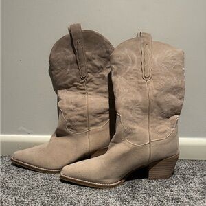 Stylish Tan Heeled Western Boots